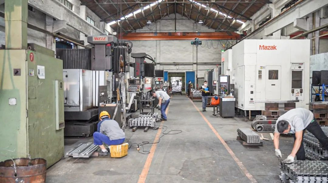 精加工(gōng)中心保證零配件(jiàn)的(de)加工(gōng)精度和(hé)質量